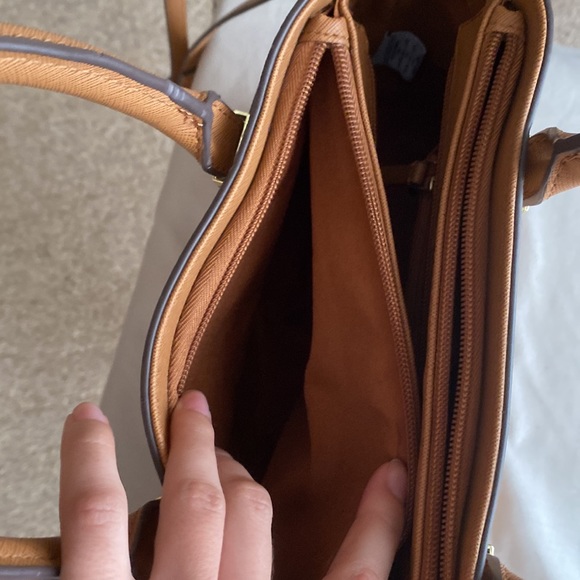 Smallish Liz Claiborne detachable cross body - Picture 5 of 9